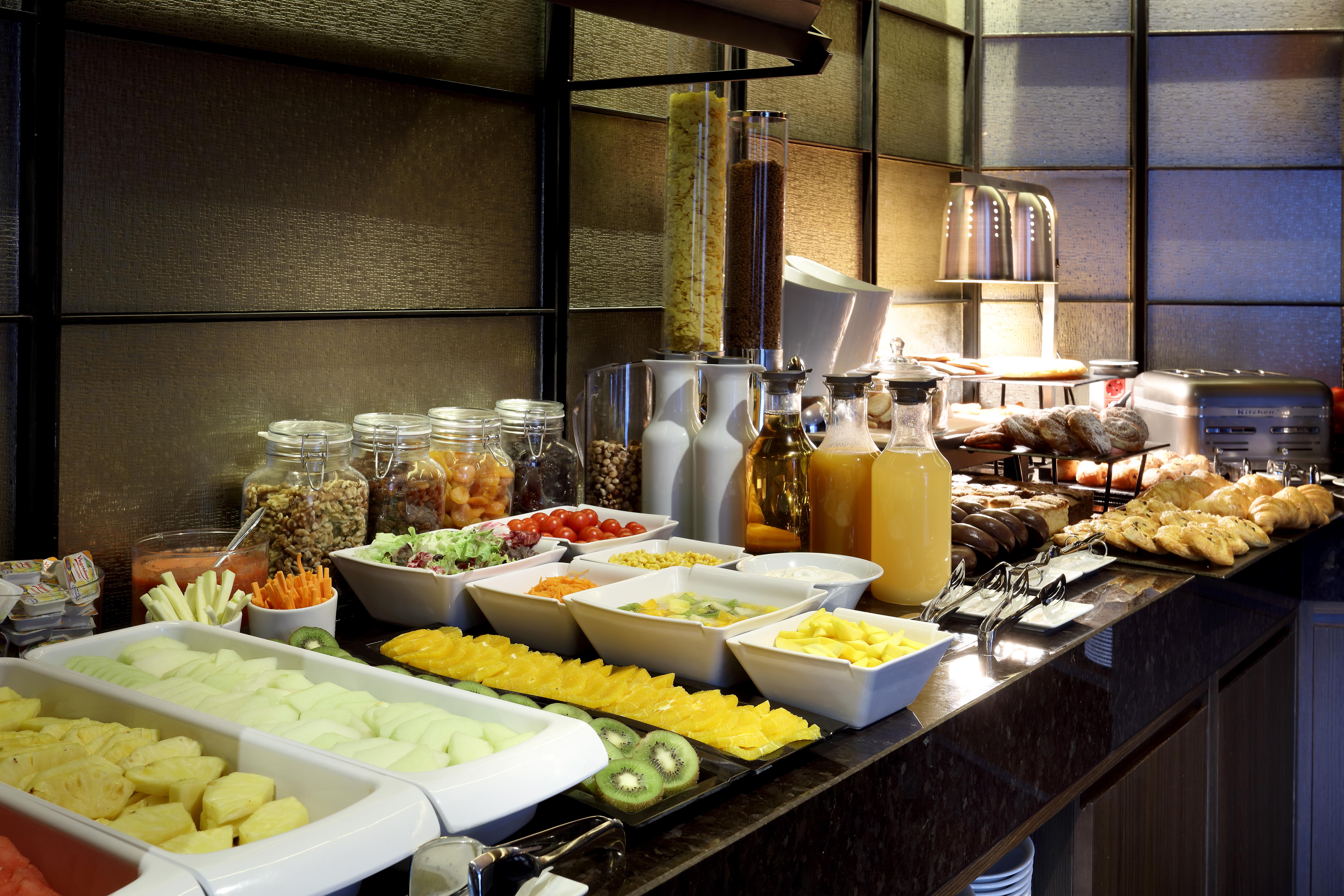 Aurea Washington Irving By Eurostars Hotel Company Granada Bagian luar foto A fruit salad bar