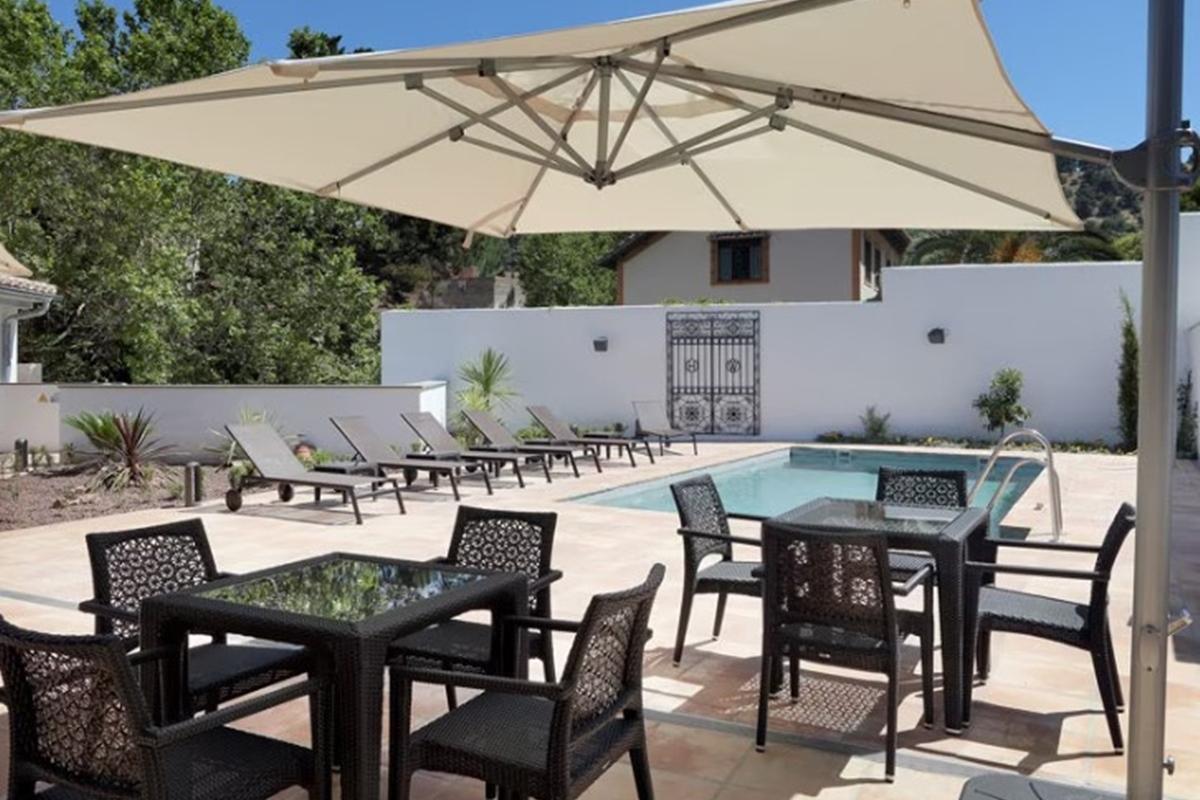Aurea Washington Irving By Eurostars Hotel Company Granada Bagian luar foto A cantilever umbrella