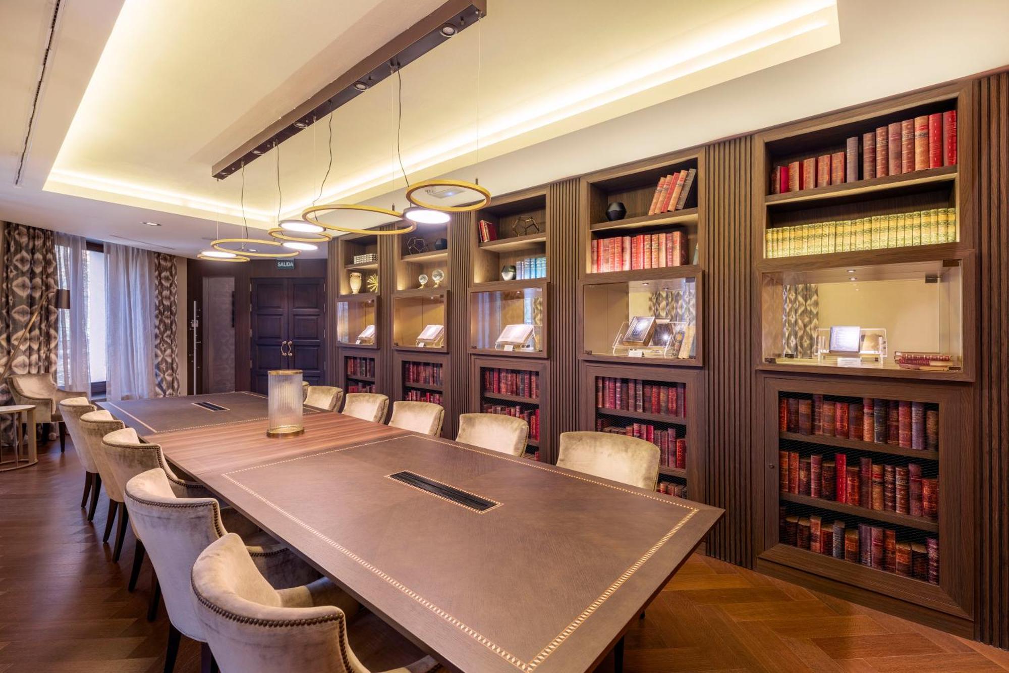 Aurea Washington Irving By Eurostars Hotel Company Granada Bagian luar foto The library at the London residence