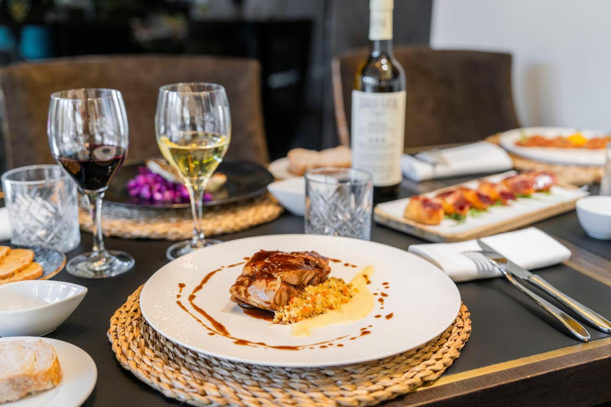 Aurea Washington Irving By Eurostars Hotel Company Granada Bagian luar foto A meal at the restaurant