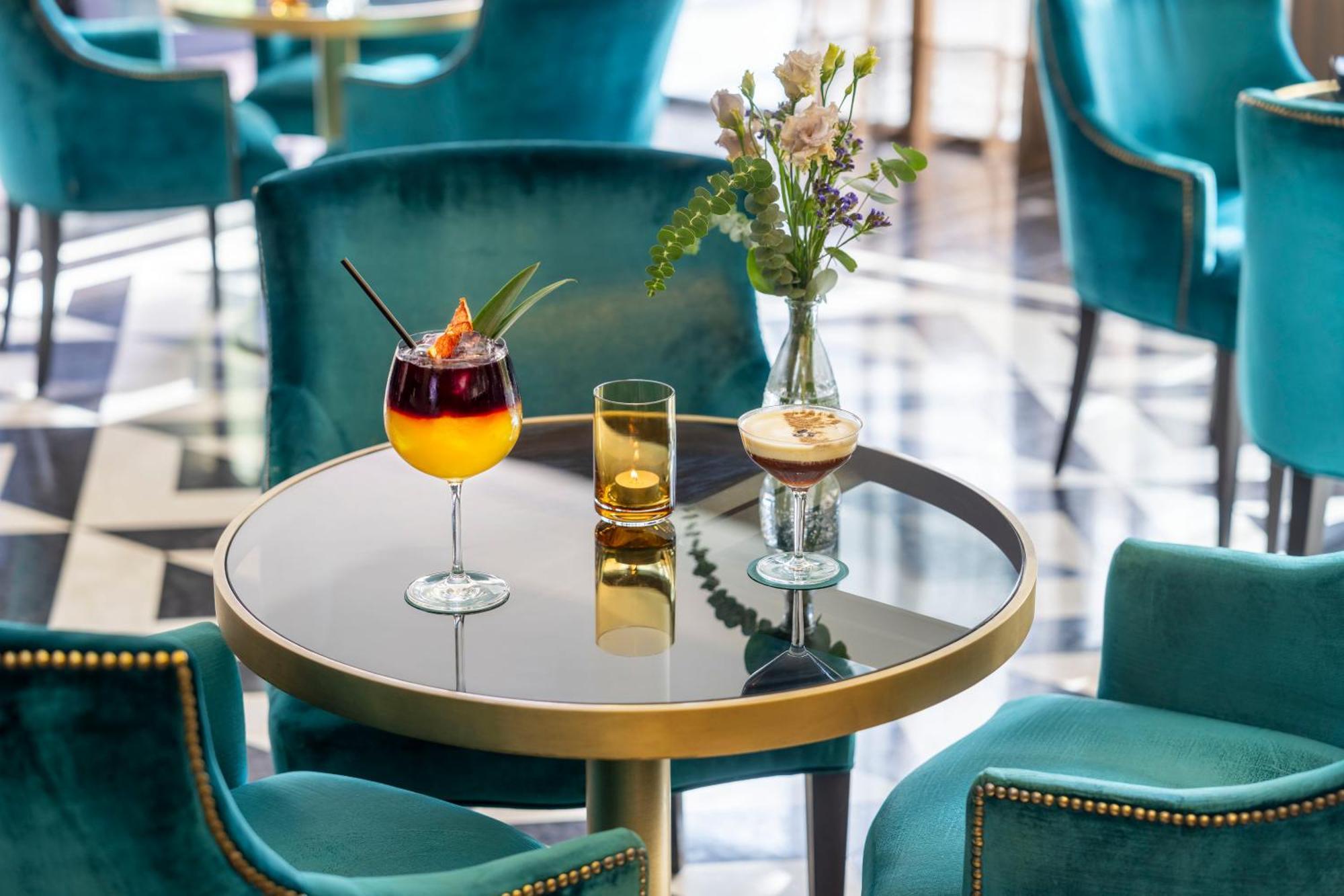 Aurea Washington Irving By Eurostars Hotel Company Granada Bagian luar foto The Lounge at London Heathrow Airport
