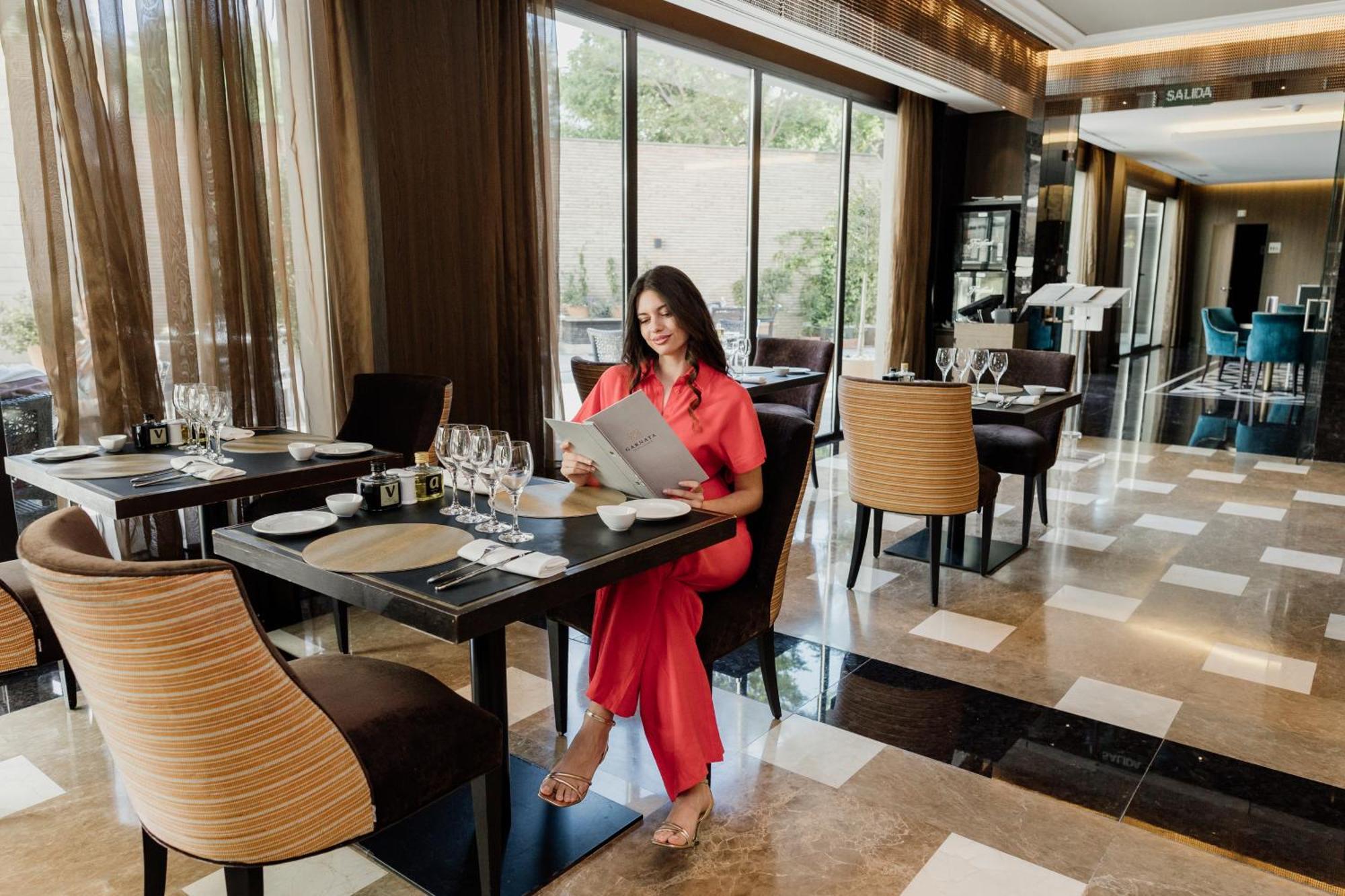 Aurea Washington Irving By Eurostars Hotel Company Granada Bagian luar foto A woman dining at a restaurant